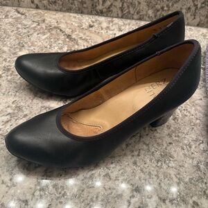 Naturalizer round toe pump